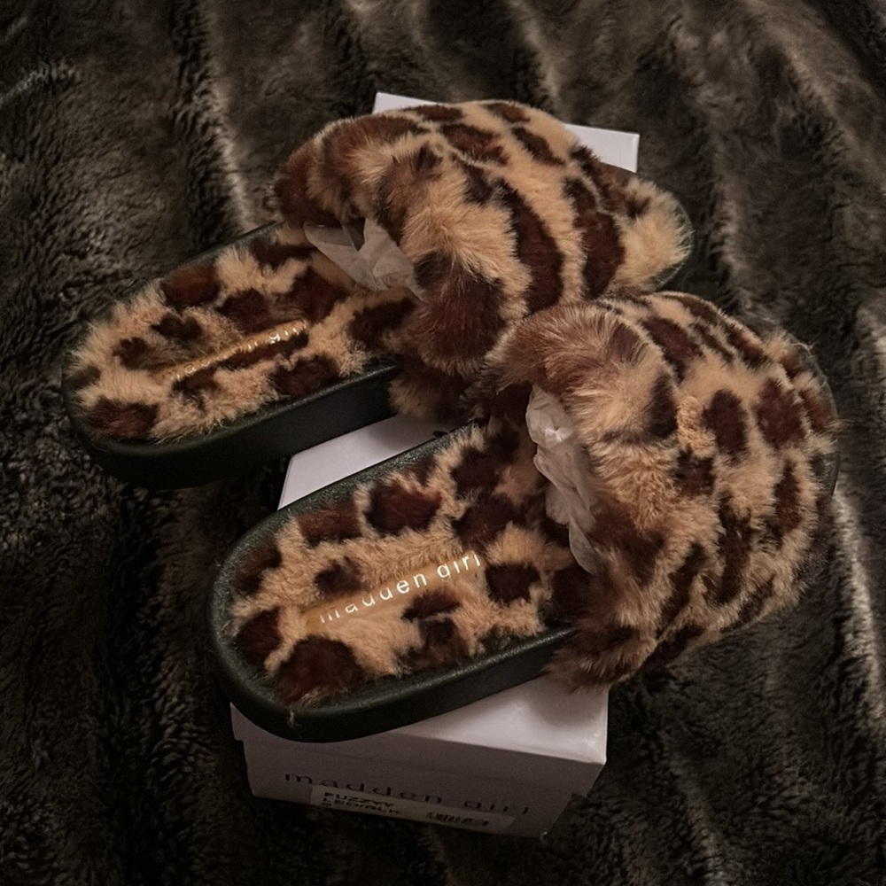 NEW Madden Girl Fuzzy Slippers 6